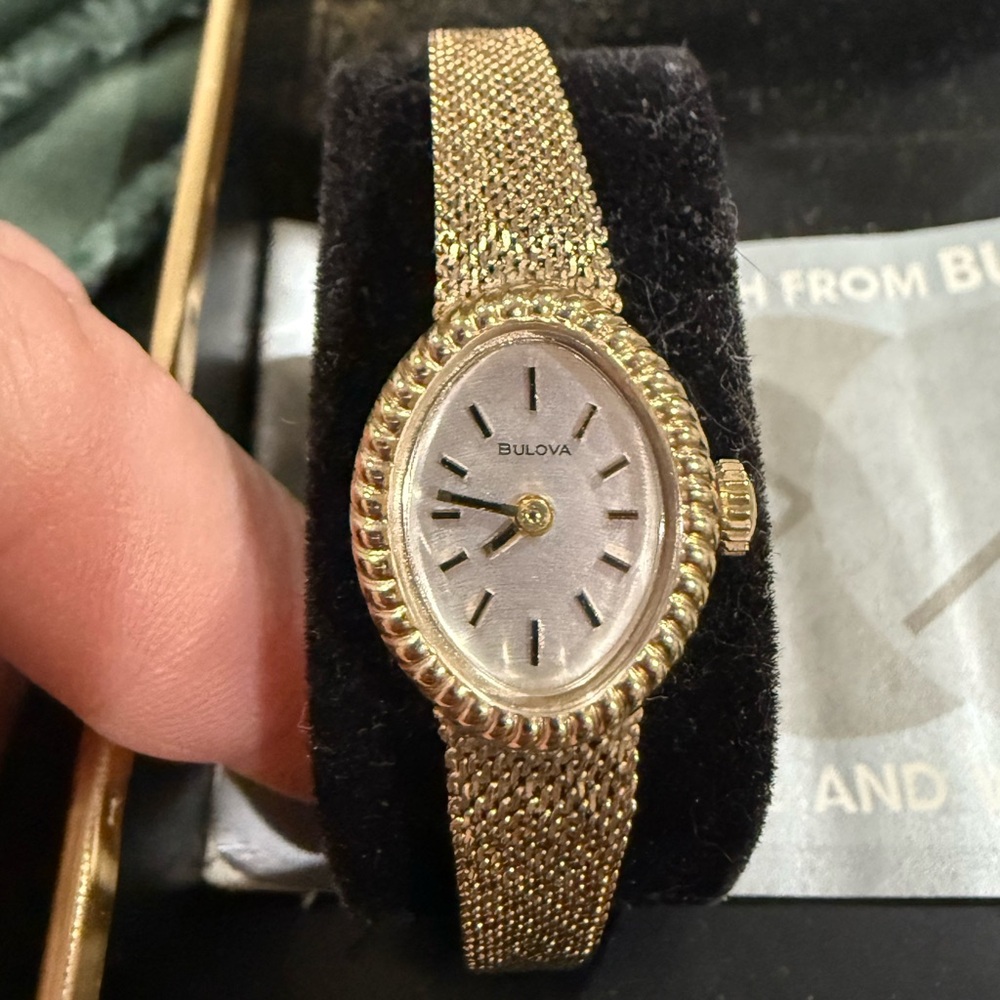 Vintage 80’s Bulova 10K Gold Filled Bracelet Watch in Original Box - Picture 13 of 16